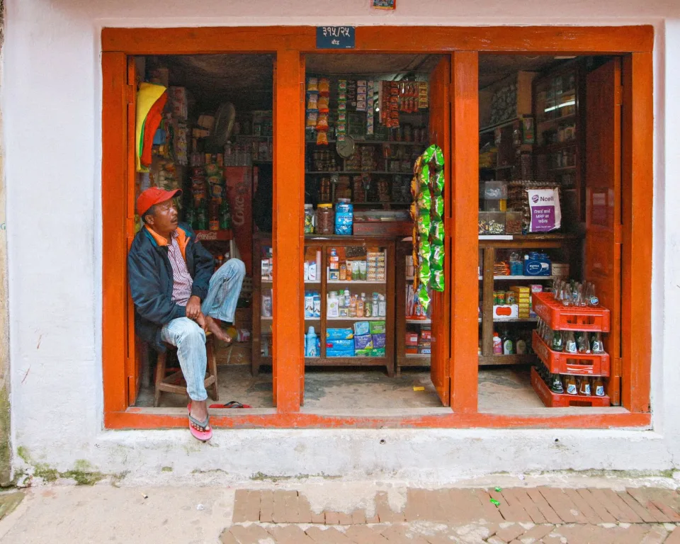 Khách chọn rau củ tươi